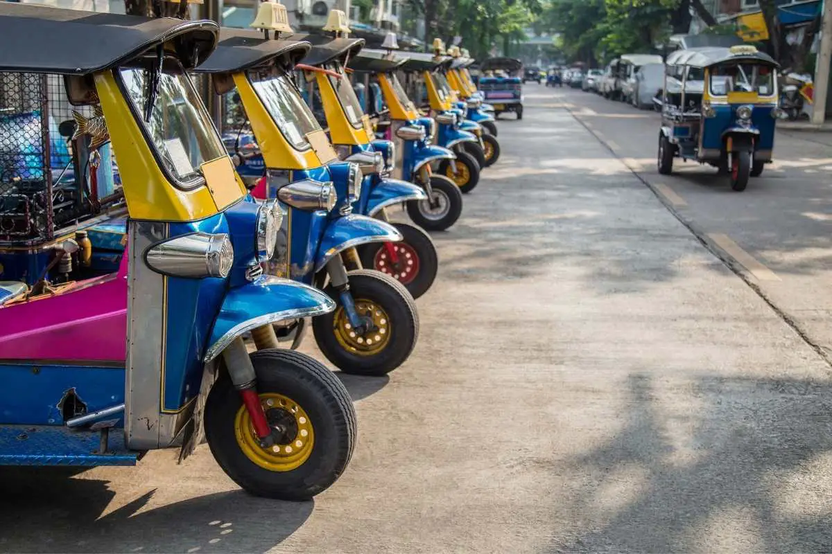 Renting a tuktuk in sri lanka 2021